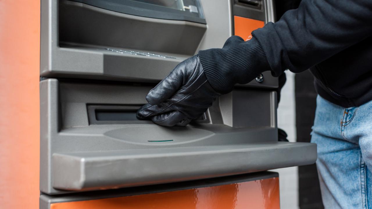 Как мошенники научились телефоны россиян превращать в свои банковские карты