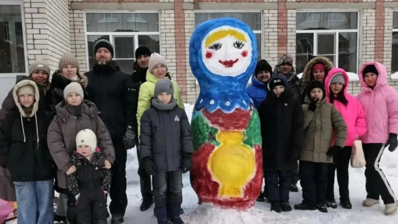 Во дворе школы №19 в Йошкар-Оле появились снежные матрёшки 