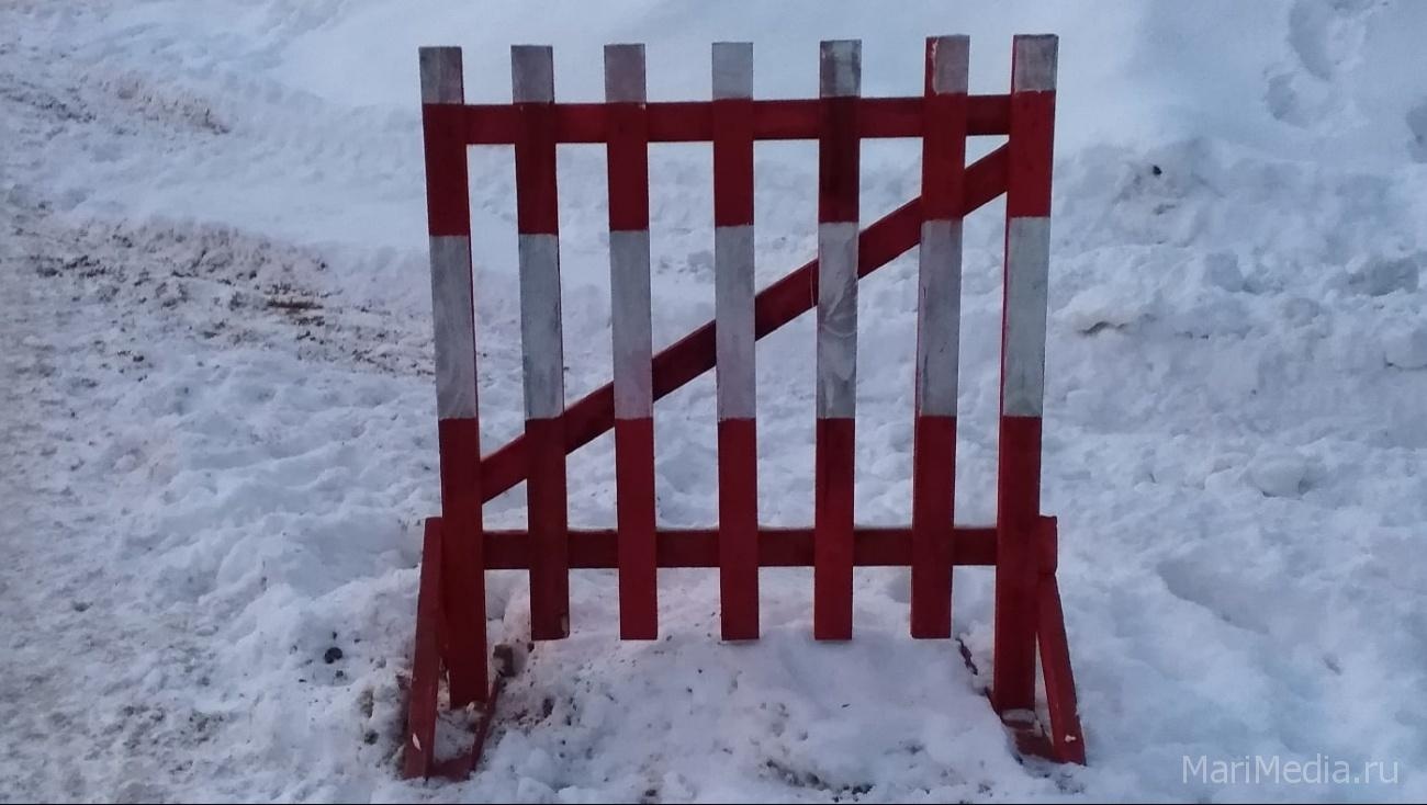 В Сомбатхее из-за строительства дороги демонтируют полусферы и открывают шлагбаумы