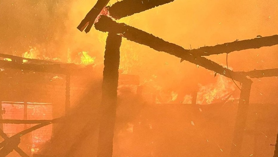 В Моркинском районе сильный ветер усилил пожар в надворных постройках