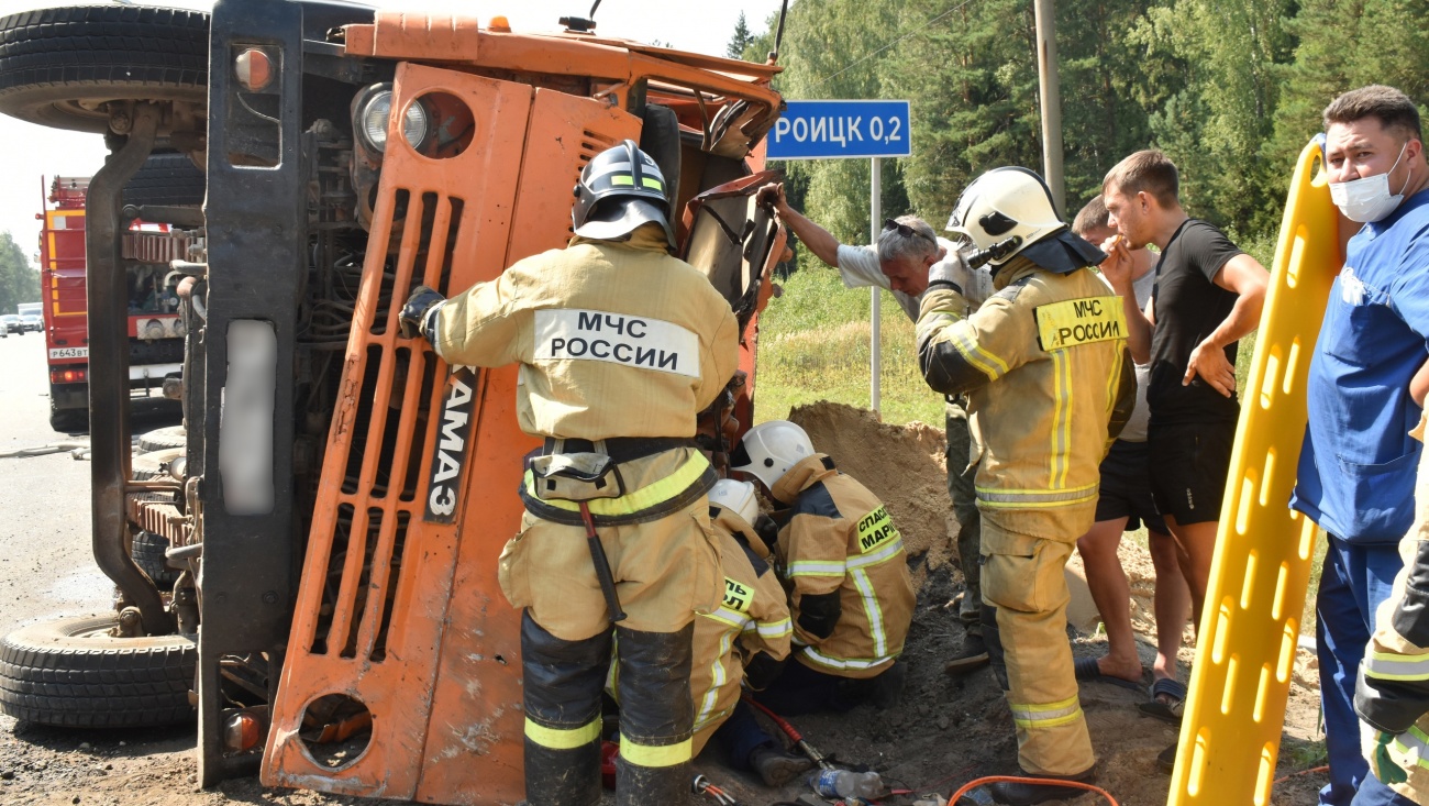 Спасатели Марий Эл деблокировали пострадавшего в ДТП водителя грузовика