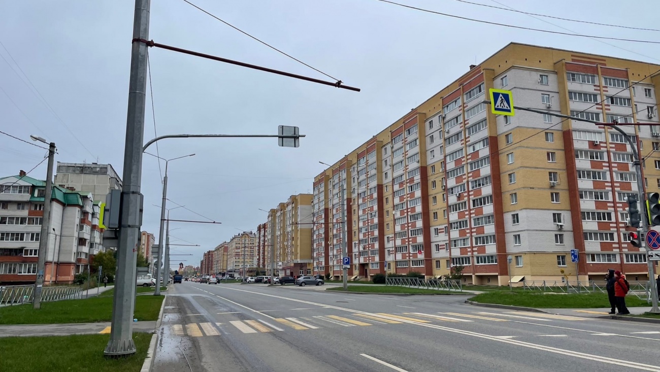 На бульваре Ураева монтируют контактную сеть для троллейбусов