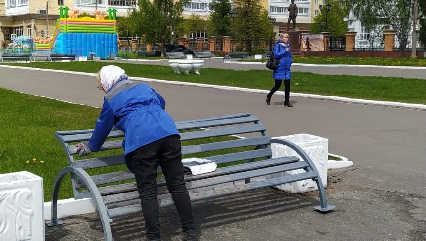 В Йошкар-Оле красят скамейки и прибирают Центральный пляж