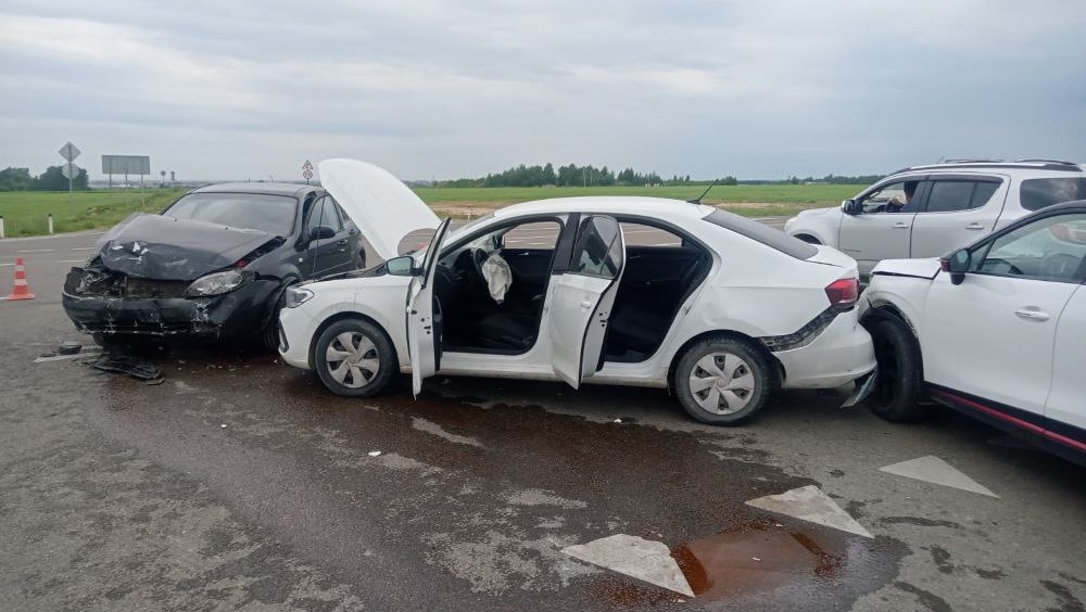 В Марий Эл на загородной трассе столкнулись три иномарки