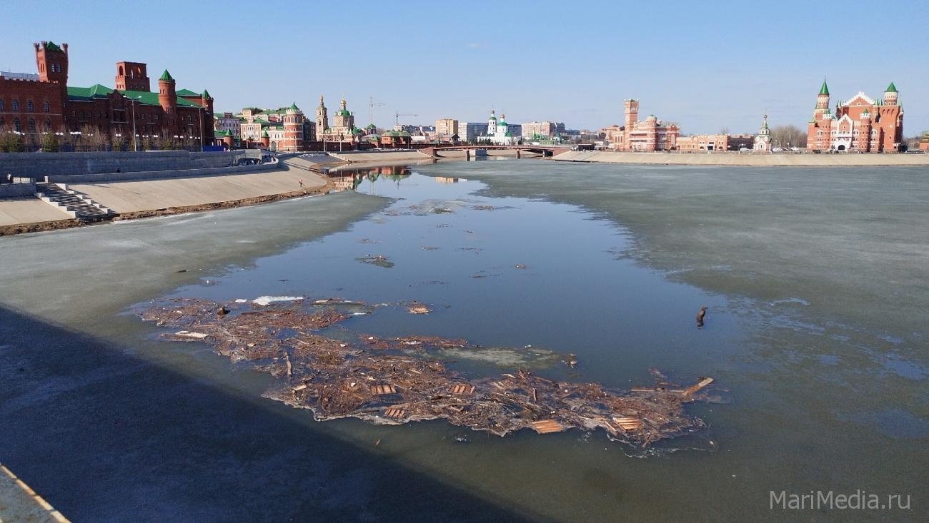 В Йошкар-Оле кучи мусора плавают по реке Малая Кокшага