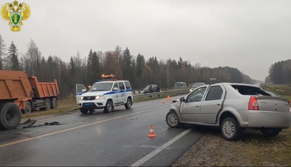 В Марий Эл на Сернурском тракте иномарка влетела в припаркованный грузовик