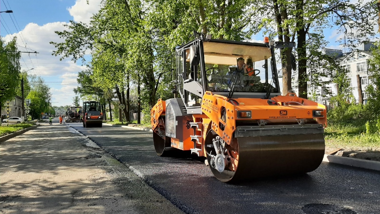Улицу Баумана в Йошкар-Оле закатывают в новый асфальт