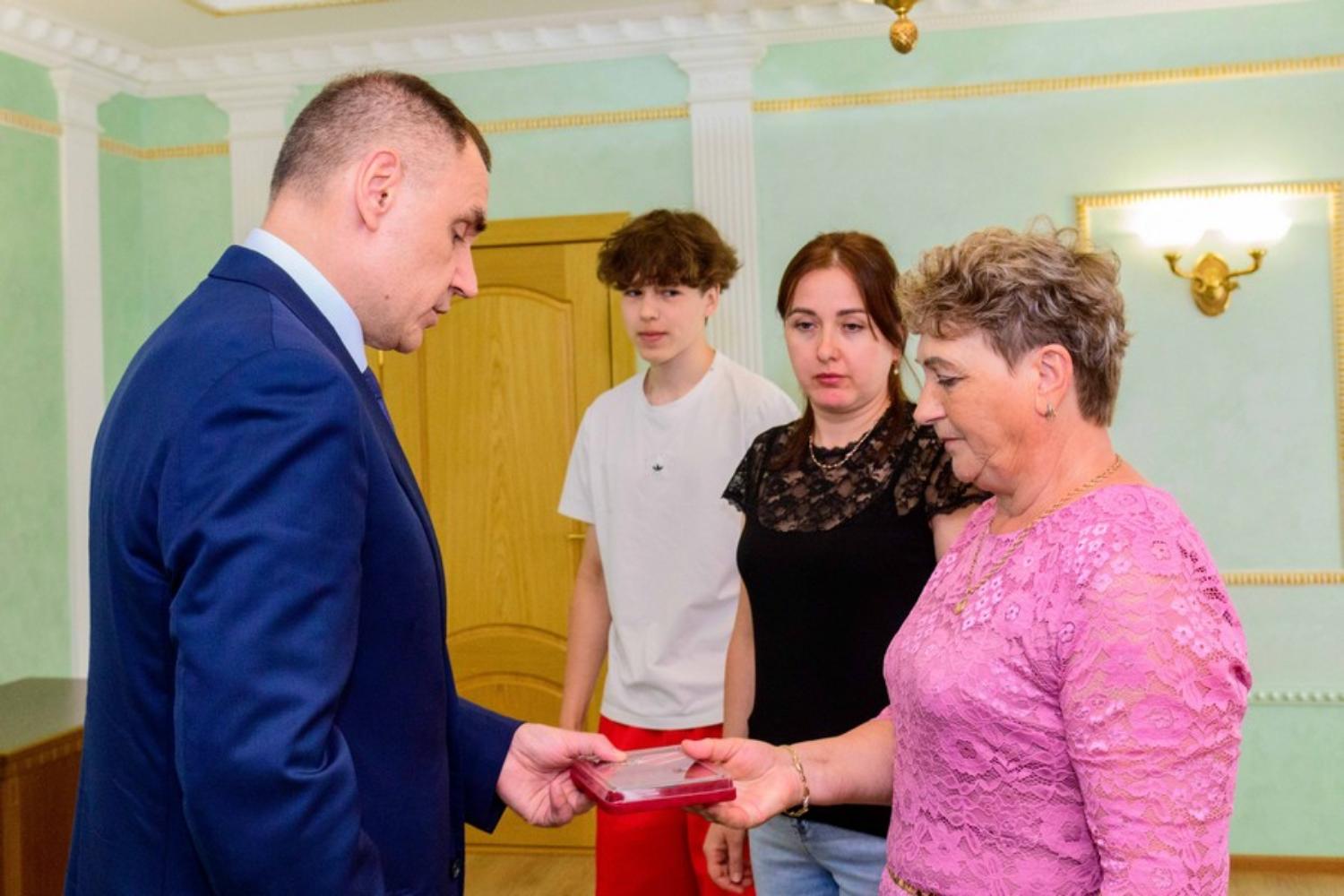 Юрий Зайцев передал Орден Мужества семье погибшего прапорщика 
