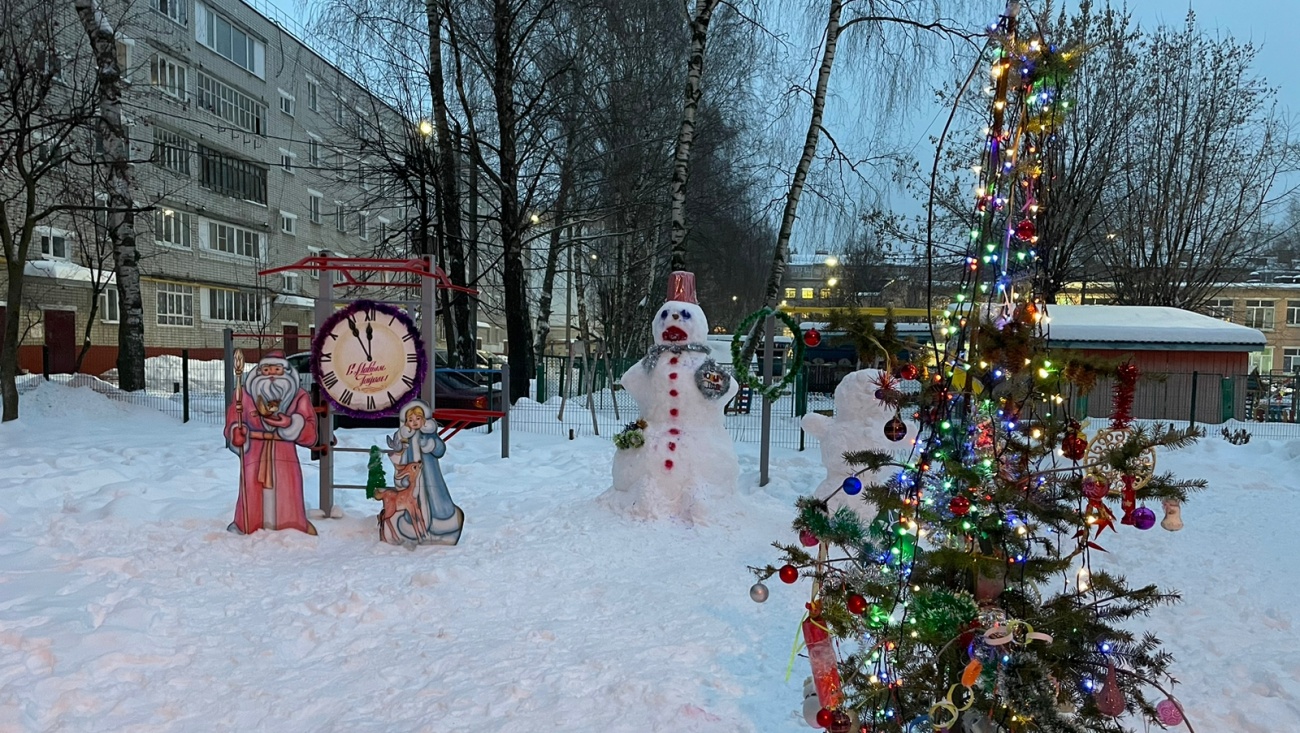 К Новому году йошкаролинцы преобразили свой двор и подъезды дома