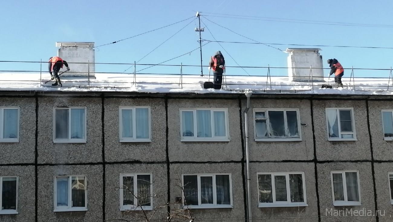Роструд разъяснил условия безопасного ведения работ по очистке крыш от снега