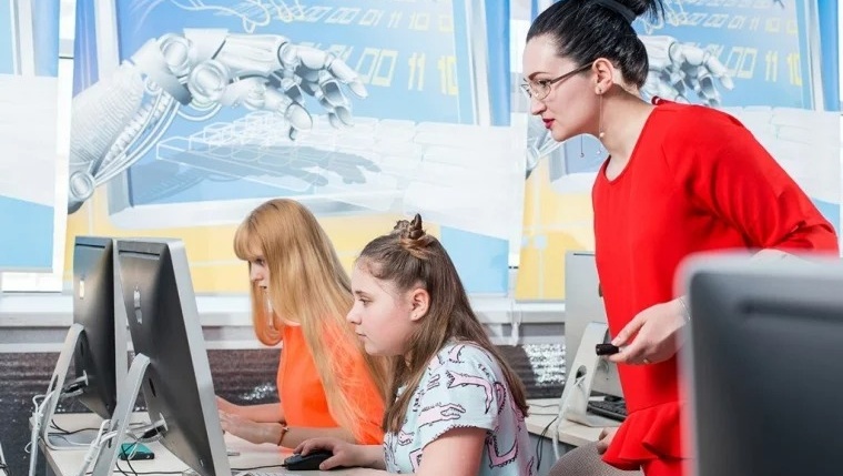 «Нужно ли оттягивать ребёнка за уши от смартфона?»: верный ответ —«нет»