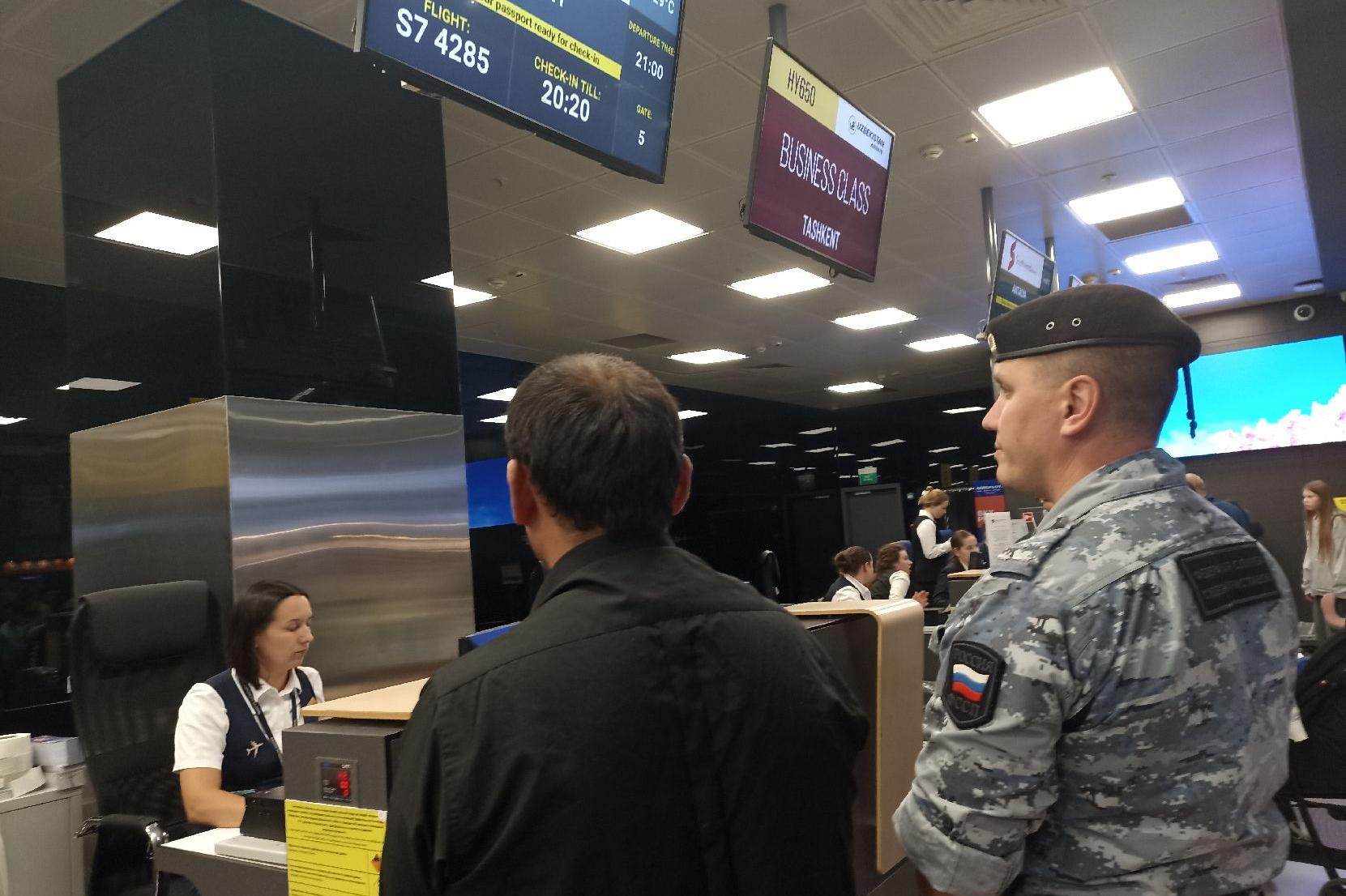 Судебные приставы Марий Эл выдворили двух нелегалов на родину