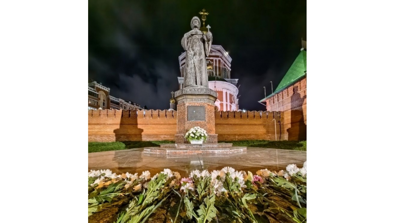 В Йошкар-Оле возложили цветы к памятнику царю Феодору Иоанновичу 