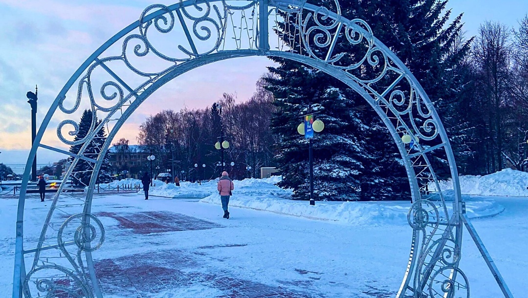 В парке культуры и отдыха установили праздничную иллюминацию