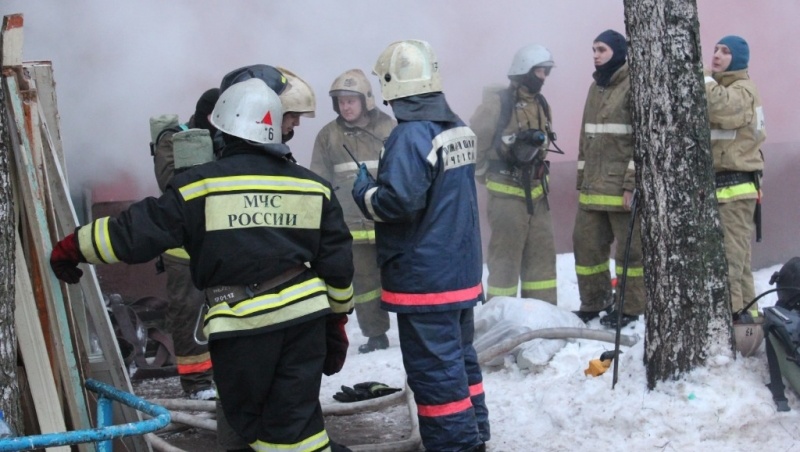 В Сернуре пожарные выгнали автомобиль из горящего гаража