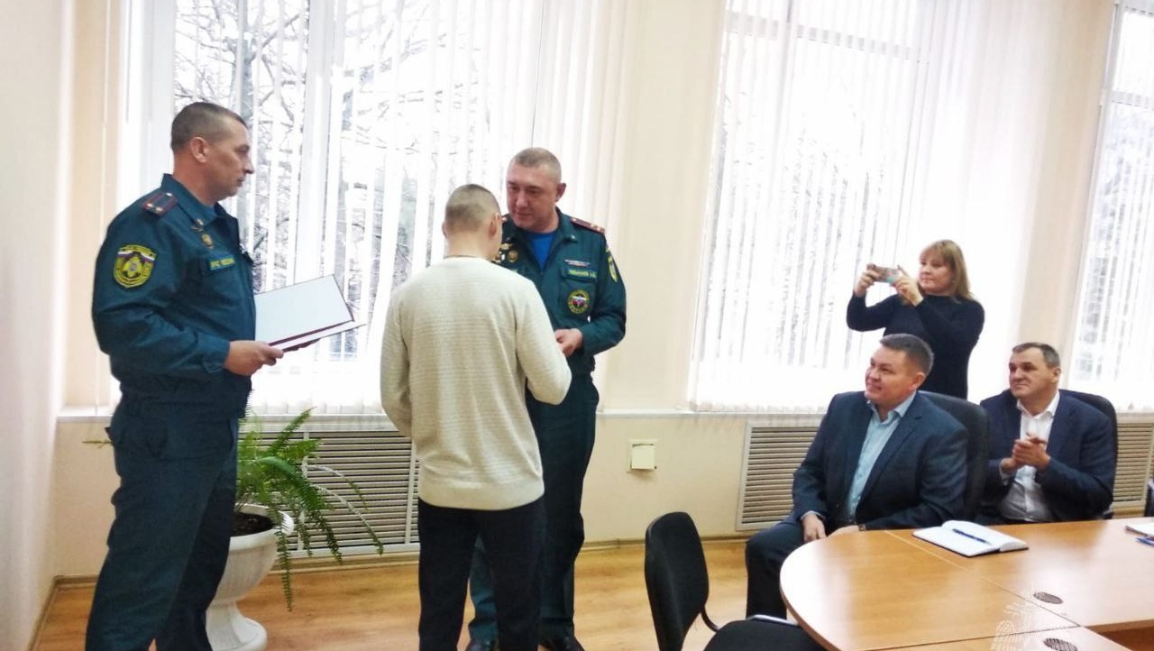 Трёх жителей Волжска наградили медалями МЧС России за спасение женщины с места пожара