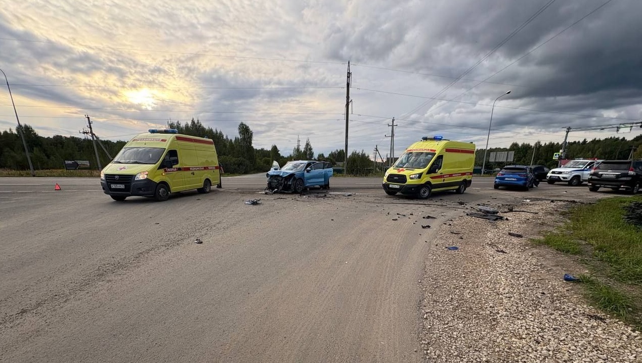 С места аварии в Медведевском районе три человека с травмами доставлены в больницу