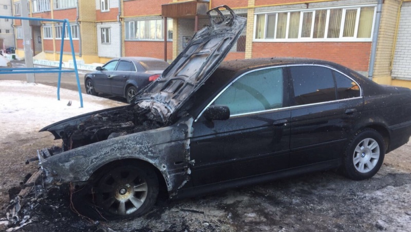 В Йошкар-Оле, по неустановленным пока причинам, ночью загорелся BMW