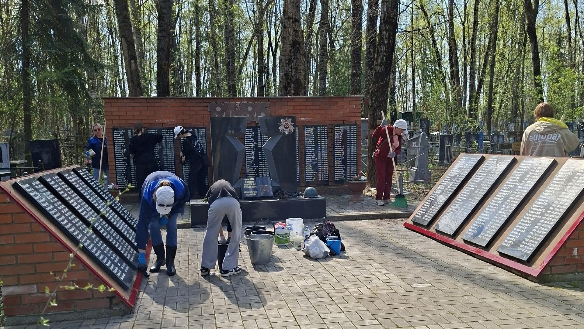 На Марковском кладбище провели субботник