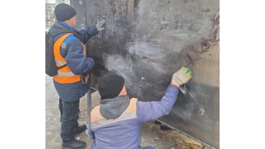 После обращения в госпаблик очистили от объявлений остановочный павильон в Йошкар-Оле