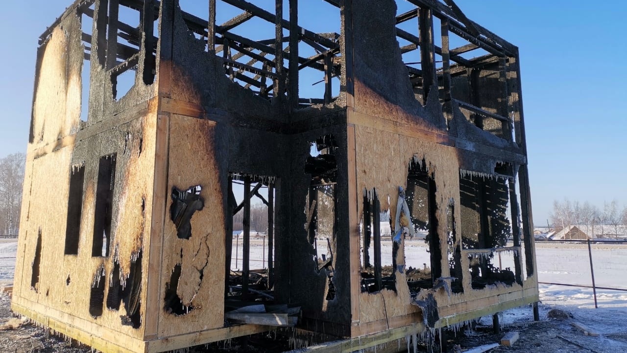 В Сернуре сгорел дом, который не успели достроить