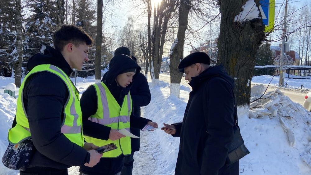 Жители Медведево пожаловались автоинспекторам на сложности перехода дороги