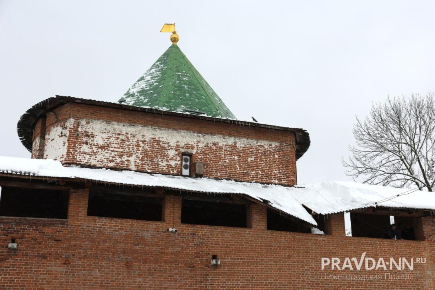 В Нижегородском кремле из-за снега обвалилась часть крыши