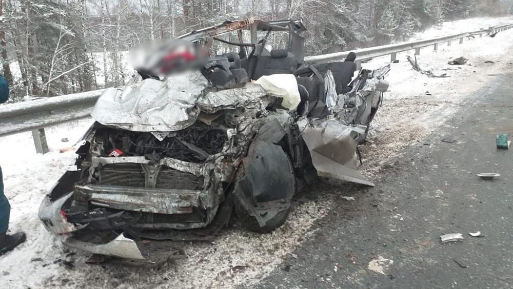 В Волжском районе легковушка врезалась в бензовоз, есть жертвы