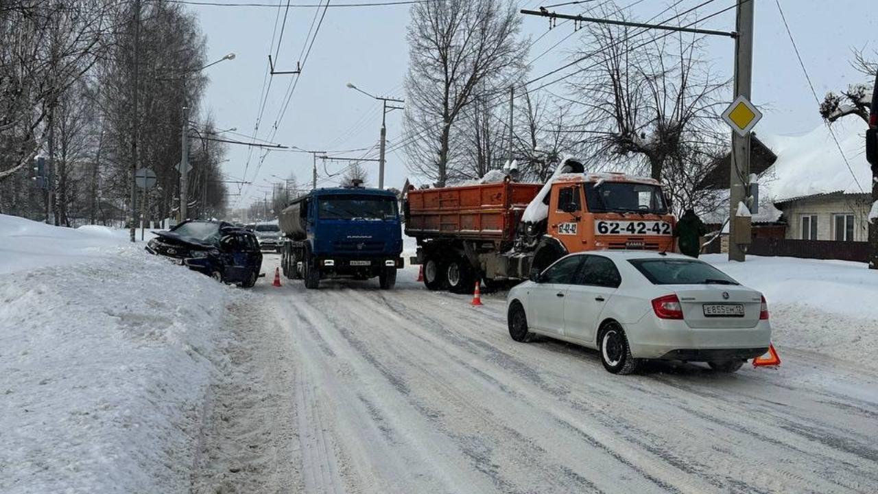 В Йошкар-Оле «Лада Гранта» не уступила дорогу «КамАЗу»