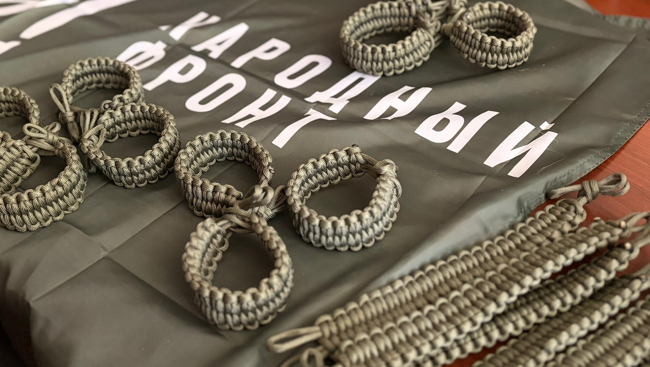 Семья из деревни Сенькино в Марий Эл плетёт для бойцов тактические браслеты