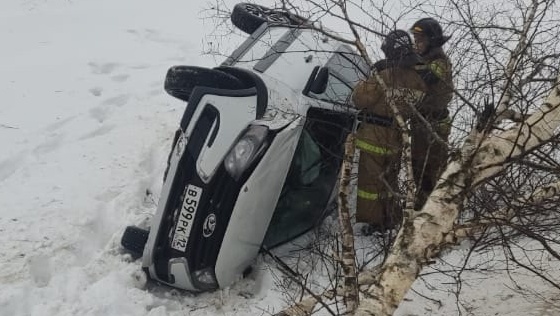 В Сернурском районе автомобиль «Лада Гранта» вылетел в кювет и наехал на дерево