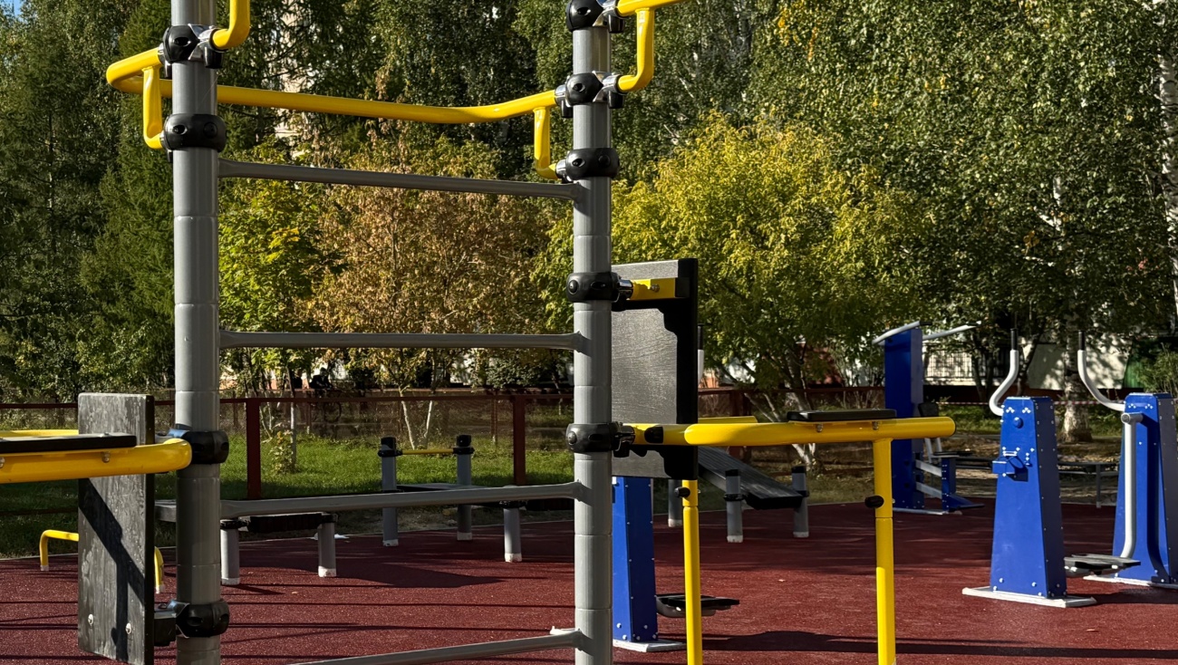 На спортплощадке по улице Петрова в Йошкар-Оле установили 13 тренажёров