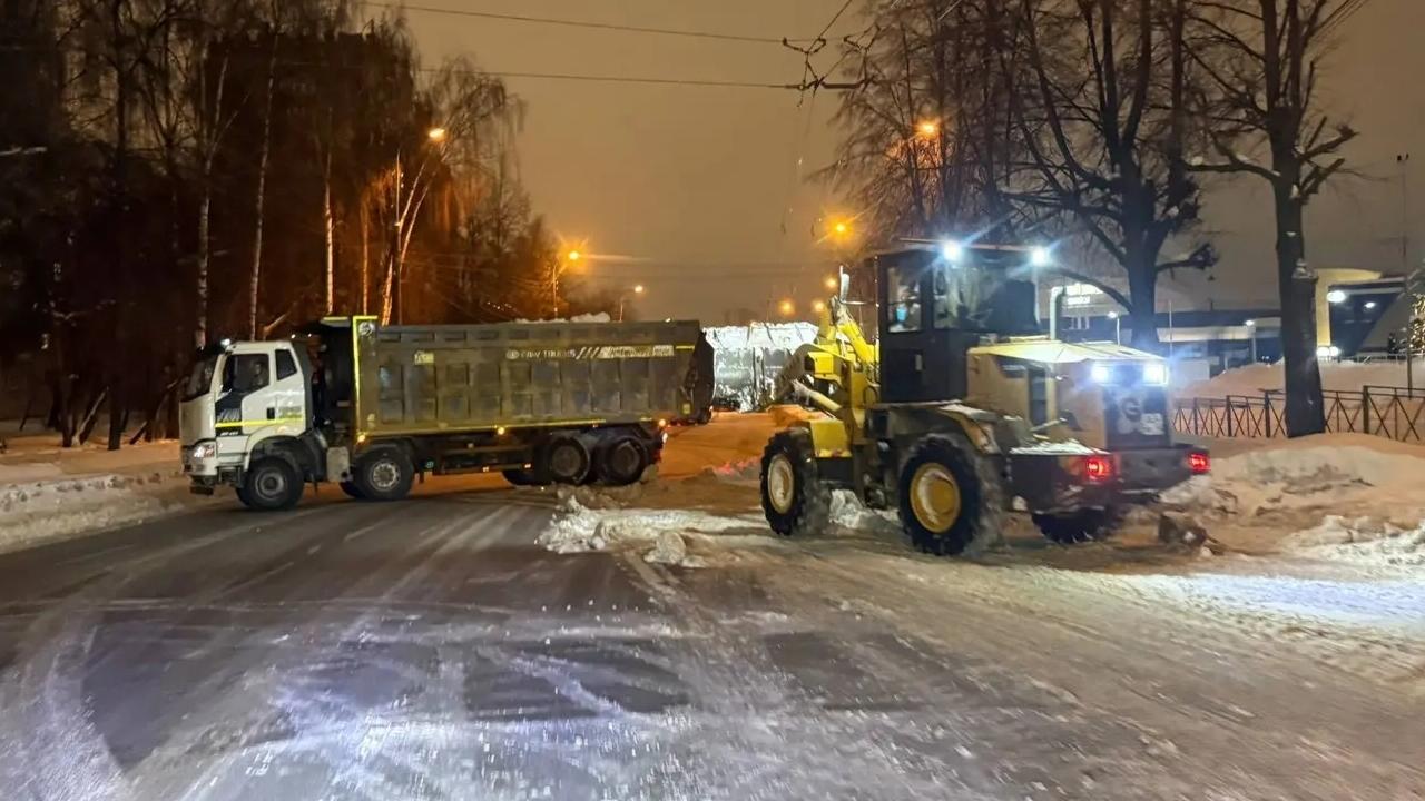 По ночам в Йошкар-Оле продолжают вывозить снег: новые перекрытия улиц