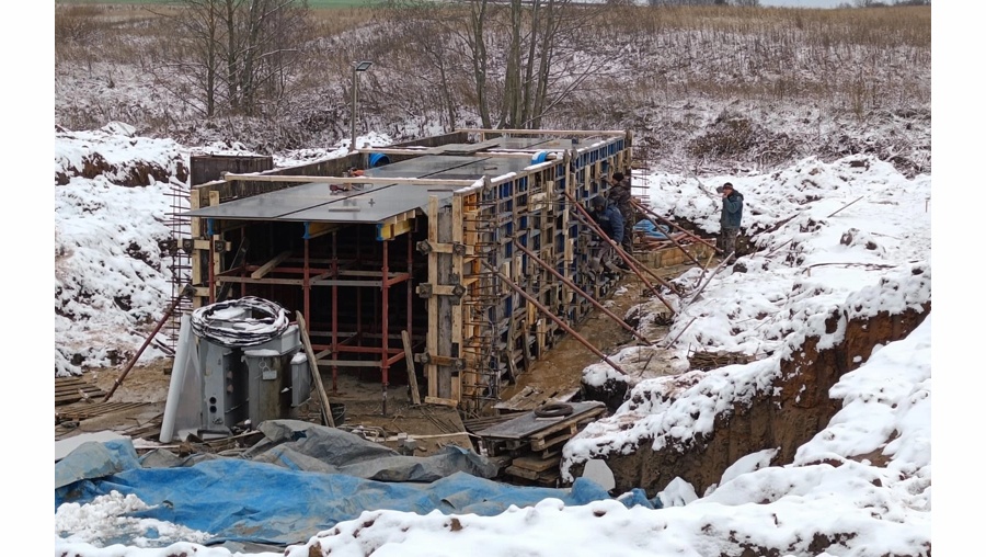 На дороге в Советском районе за 24 млн рублей ремонтируют водопропускную трубу