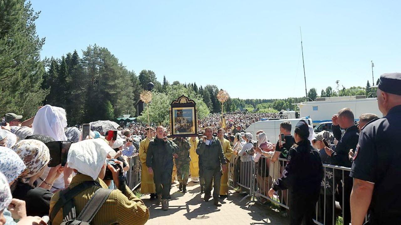 Тысячи паломников собрались на берегу реки Великой 