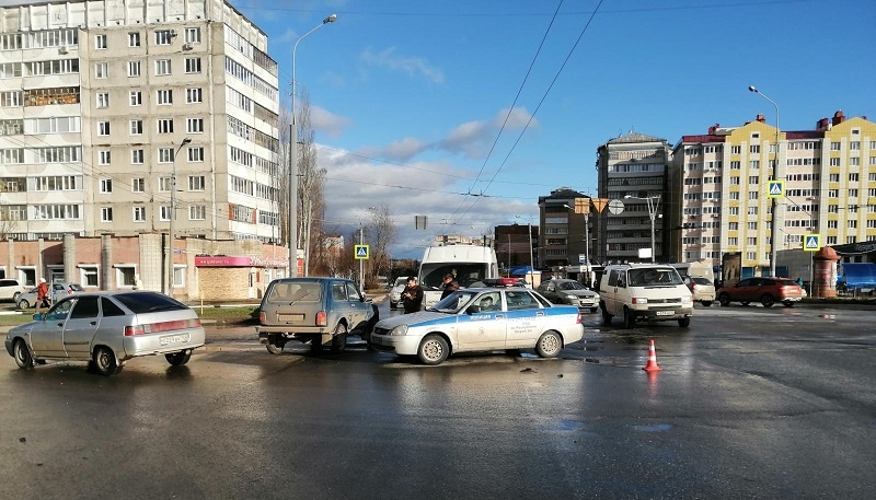 В Йошкар-Оле микроавтобус попал в ДТП, есть пострадавшие