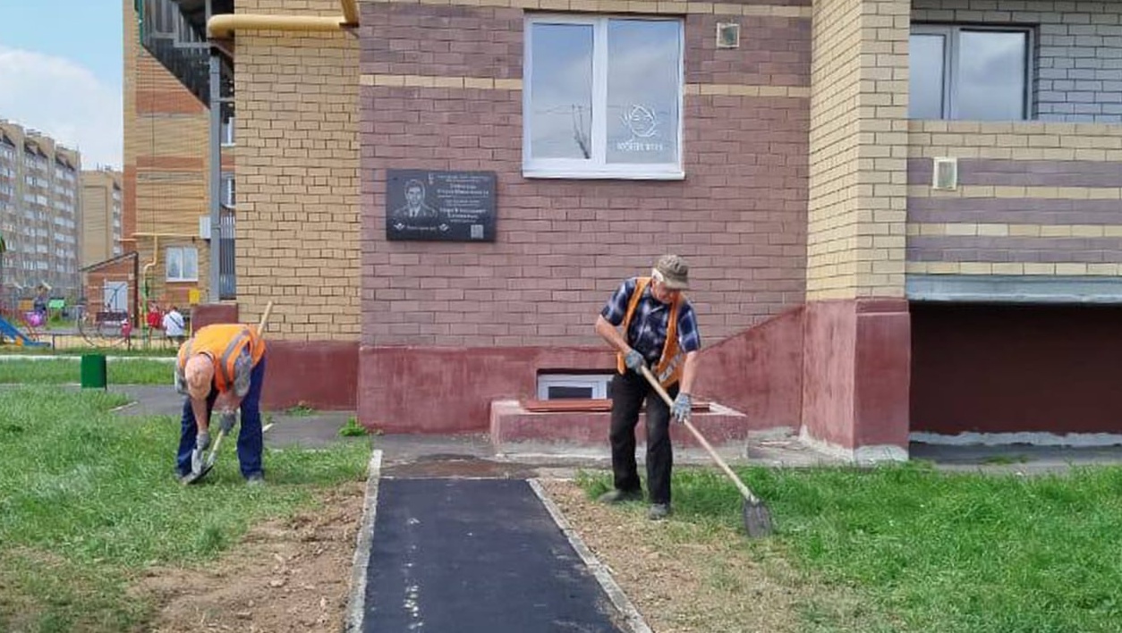 В Йошкар-Оле обустроили подход к памятной доске Марку Евтюхину