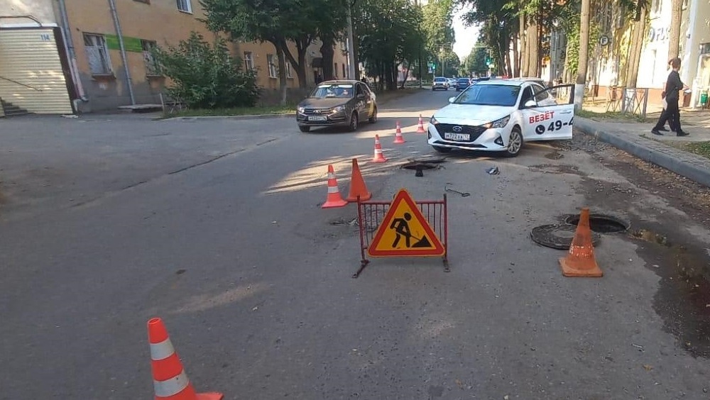 В Йошкар-Оле водитель такси наехал на работника коммунальных служб