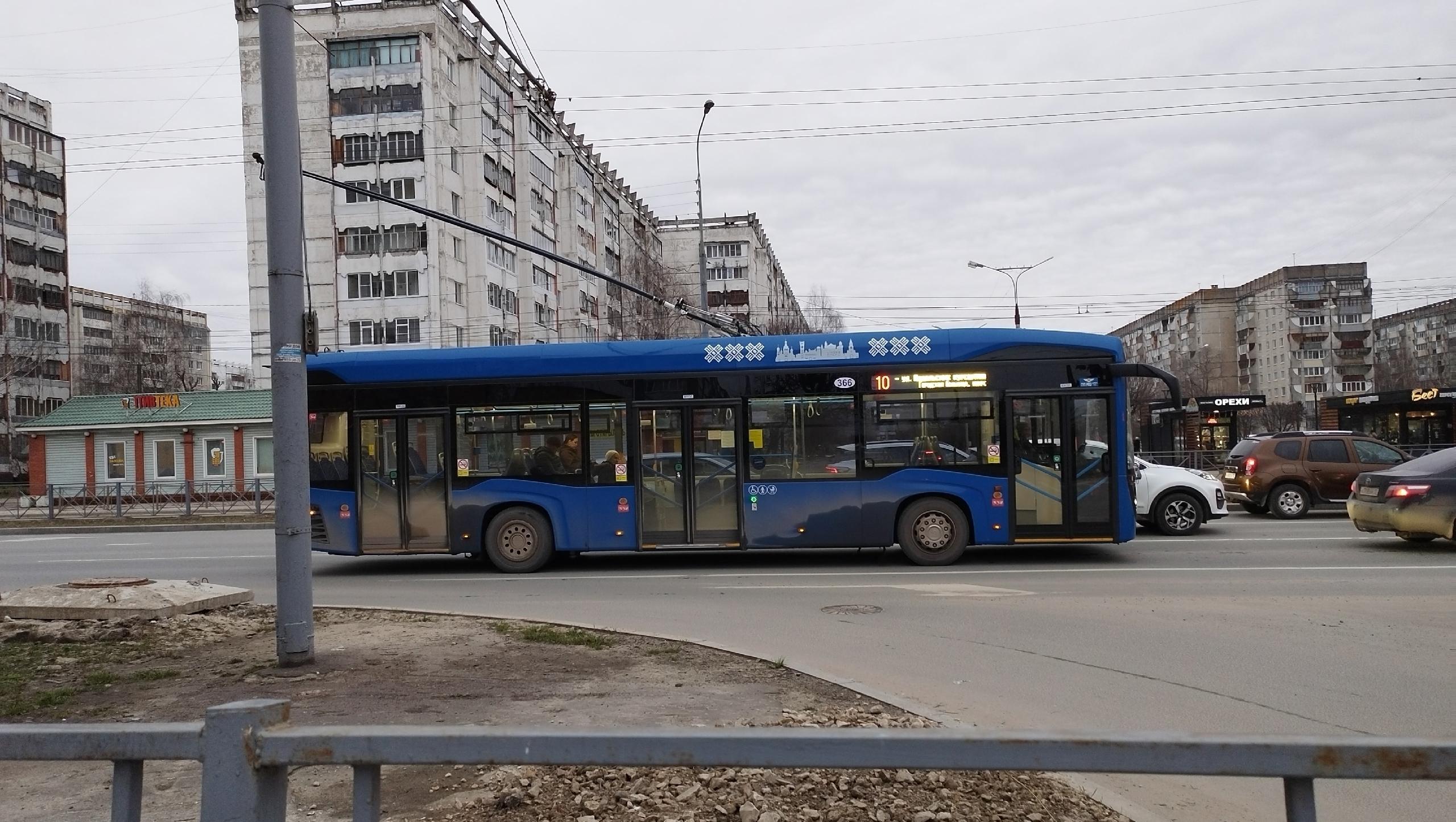 В Йошкар-Оле на Центральном мосту оборвана контактная сеть 