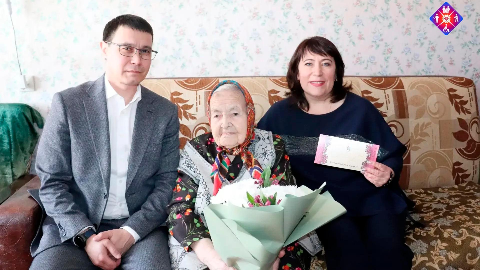 Труженица тыла из Оршанки принимает поздравления по случаю 103-летия