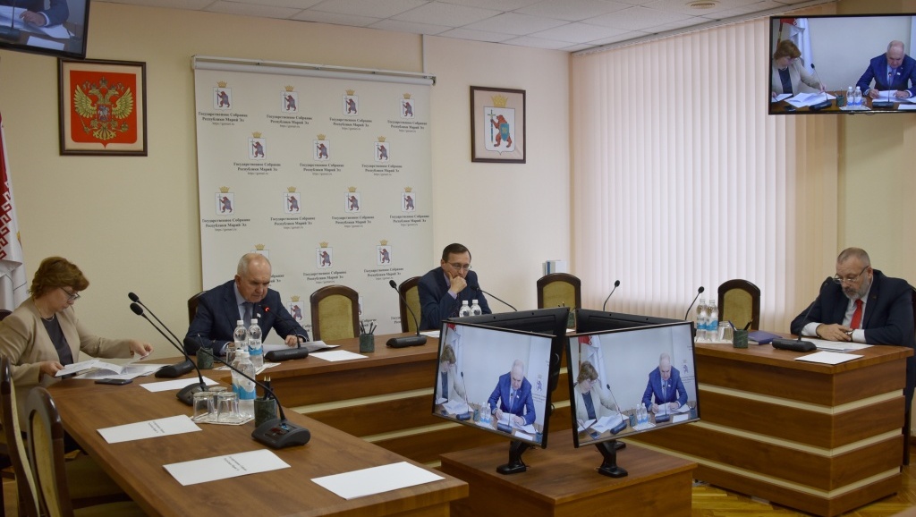 Законодательный комитет начал подготовку к последней сессии года