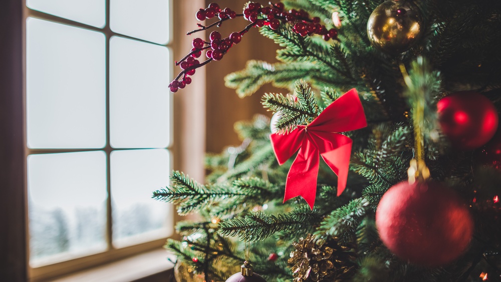 После Нового года на маркетплейсы массово начали сдавать ёлки и гирлянды