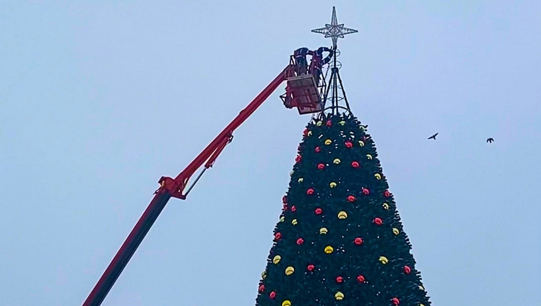 Главную ёлку Йошкар-Олы украсила восьмиконечная звезда