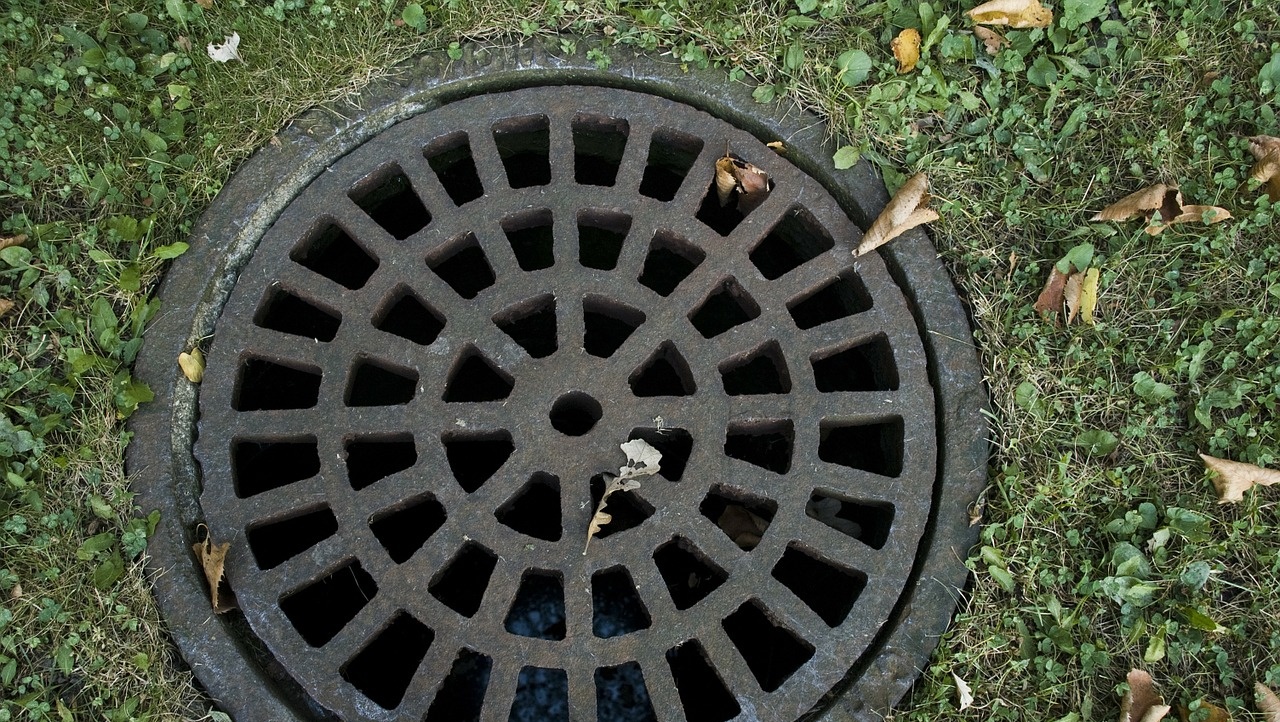 Воры решили немного подзаработать и похитили крышку канализационного люка