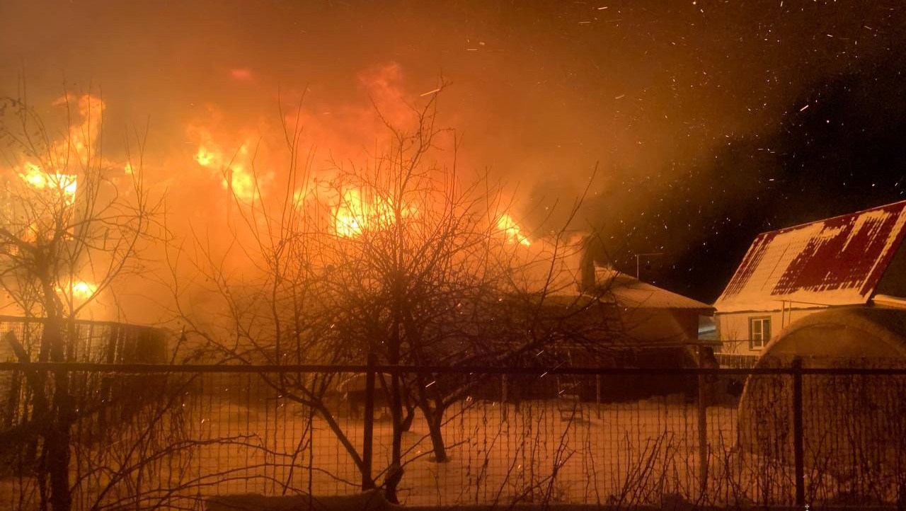 В Йошкар-Оле из полыхающего дома вытащили пожилого мужчину