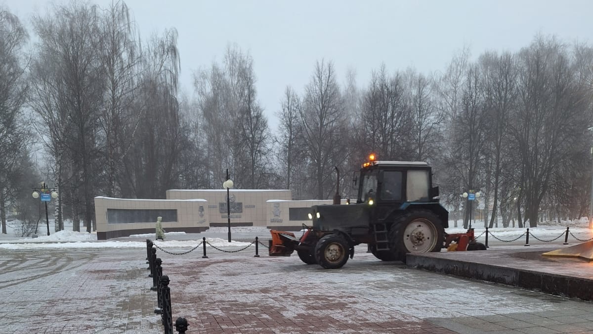 Коммунальные службы Йошкар-Олы наводят порядок у Мемориала Воинской Славы