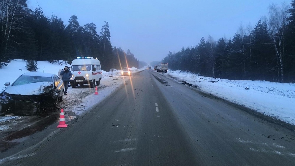 В Марий Эл на загородной трассе Renault врезался в грузовик MAN