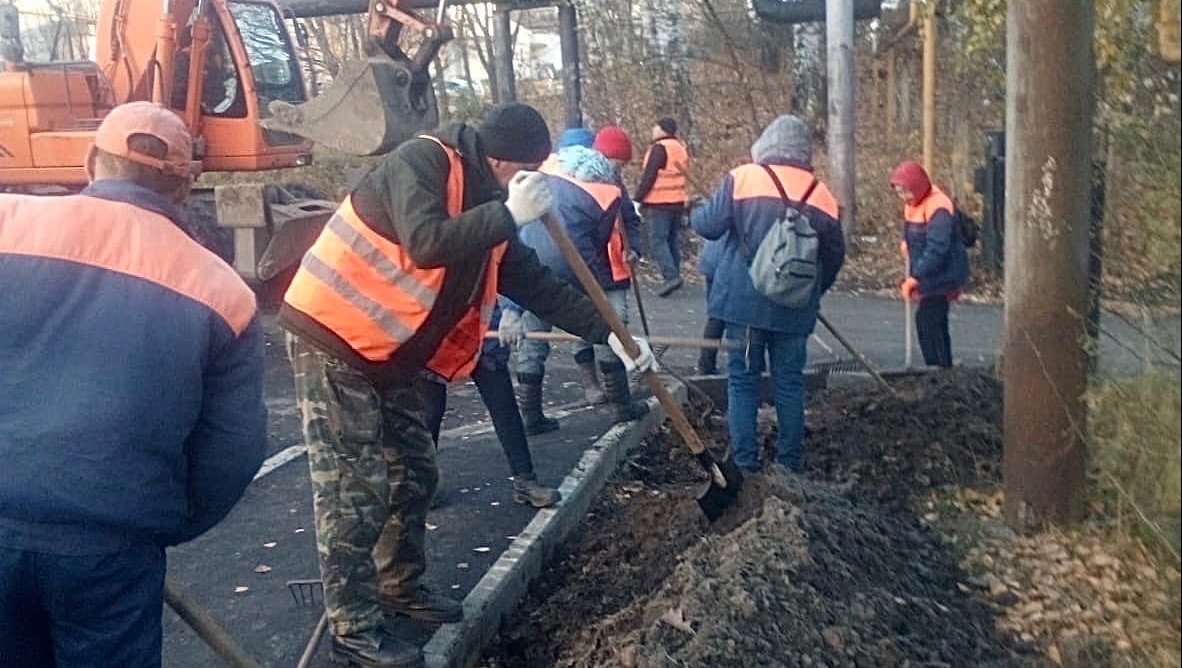 Благоустройства двора  на улице Кирпичной завершают формированием газонов