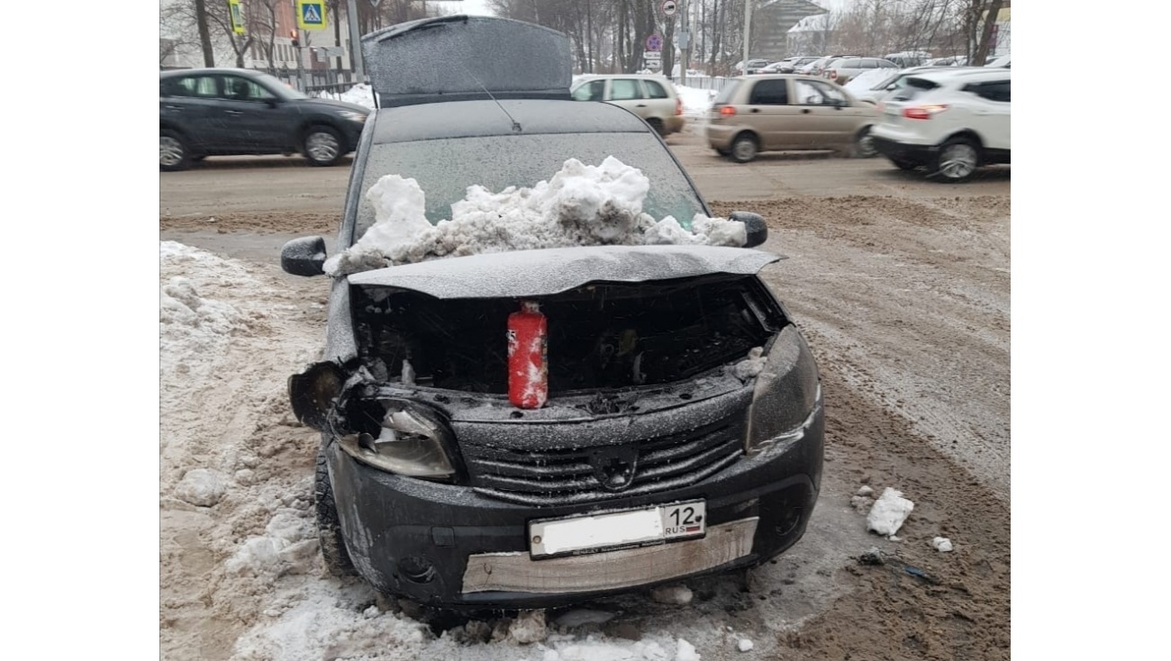 В девятом микрорайоне Йошкар-Олы загорелась иномарка