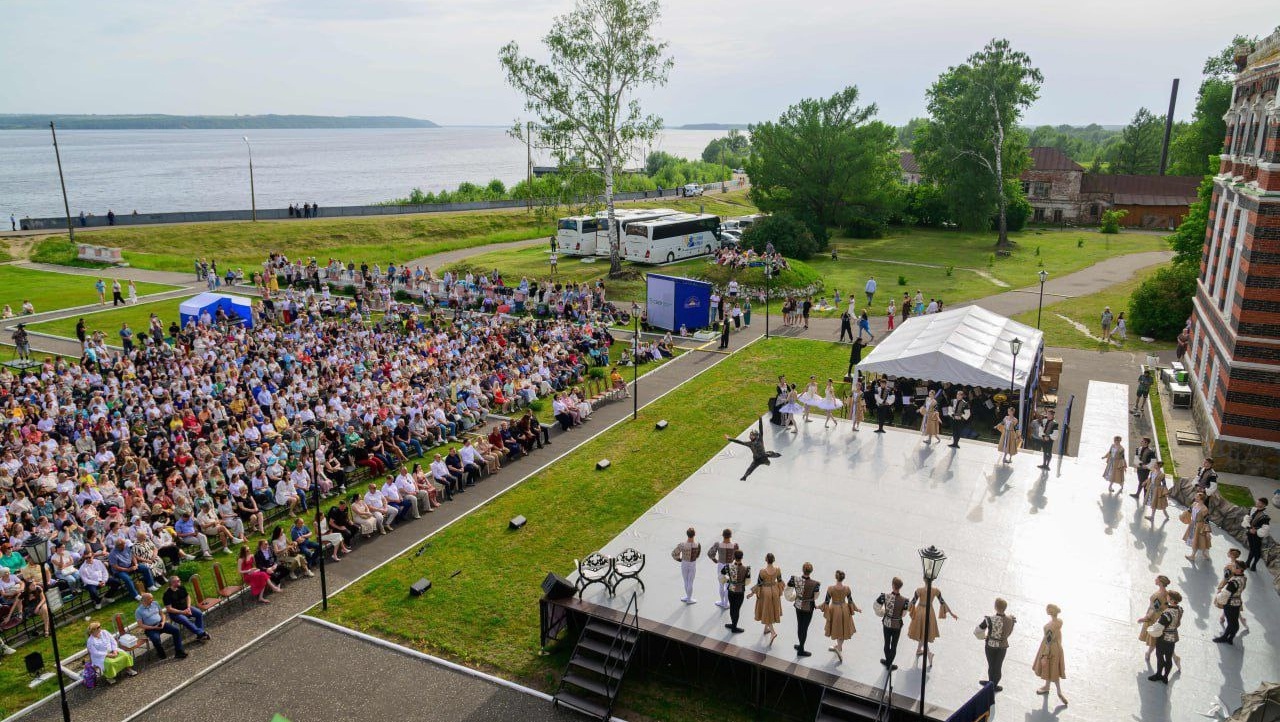 У стен замка Шереметева в Юрино дали гранд-балет «Раймонда»